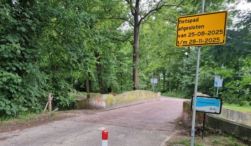 Brug Lockhorsterweg met aankondigingsbord van afsluiting.