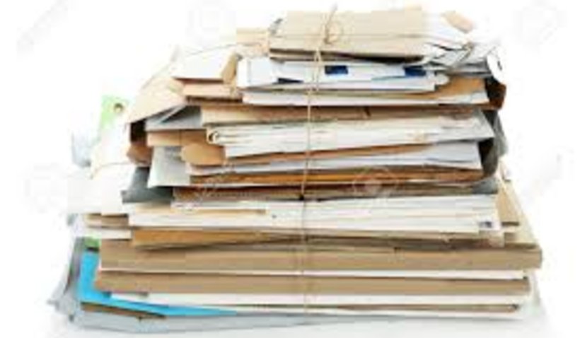 Een stapel karton en oud papier