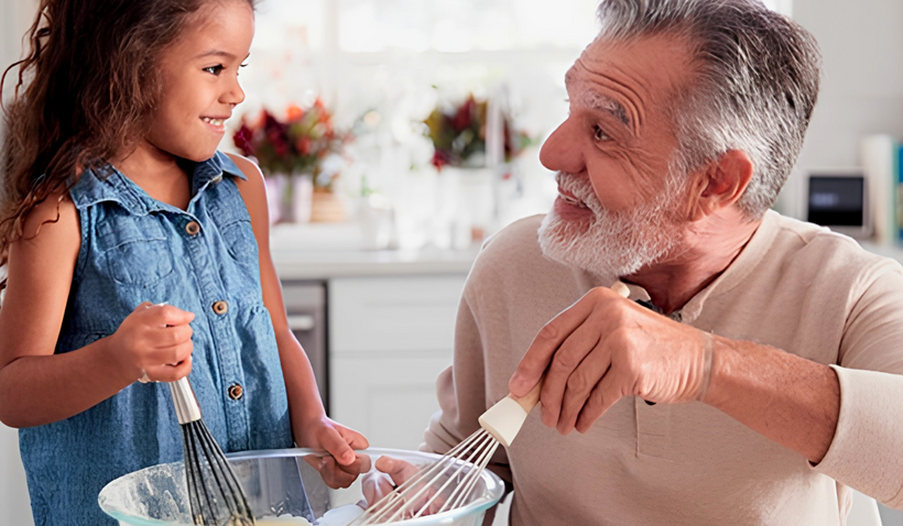 Decoratieve afbeelding: Opa met kleindochter roert in beslag