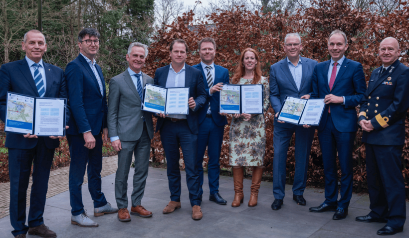 Op de foto: de staatssecretaris van Defensie en bestuurders van de Provincie Utrecht, gemeenten Amersfoort, Leusden, Soest en Zeist, Waterschap Vallei en Veluwe en Hoogheemraadschap De Stichtse Rijnlanden