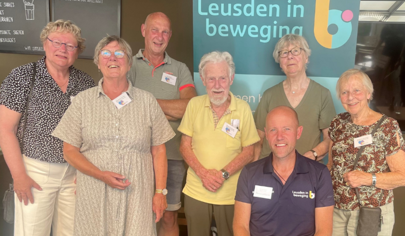 Wijkvereniging Ruige veld en Hamersveld oud (winnaar van het Beweeginitiatief van het jaar) en Carl Verheijen (foto: Jos Koot)
