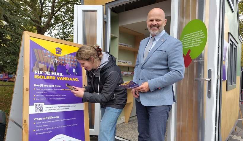 Jan Kramer bij het campagnebord Fix Het