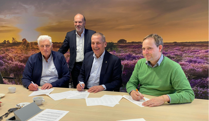 De fractievoorzitters van Sociaal Leusden, Lokaal Belangrijk en CDA tekenen het nieuwe coalitieakkoord