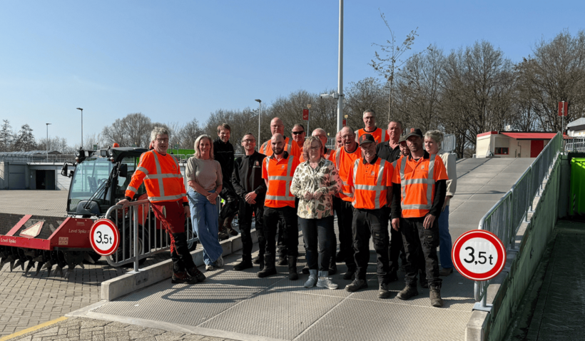 Medewerkers milieustraat en Remondis