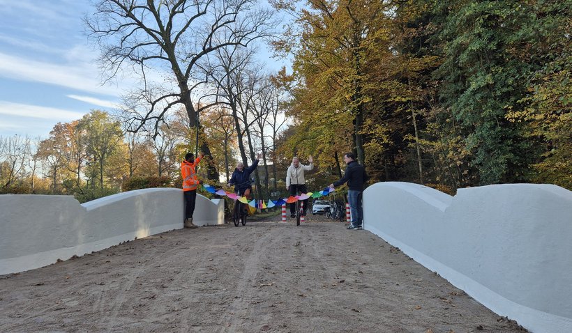Wethouder Wim Vos en Ronald Polak (voorzitter van de Historische Kring Leusden en van de Fietsersbond Leusden) openen de brug.