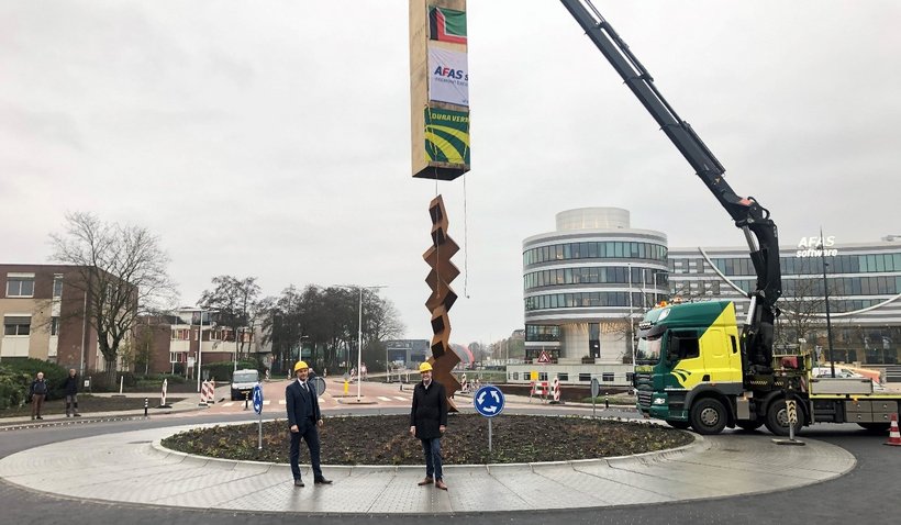 Wethouder Wim Vos en Ton van der Veldt van AFAS openen de rotonde Zwarteweg