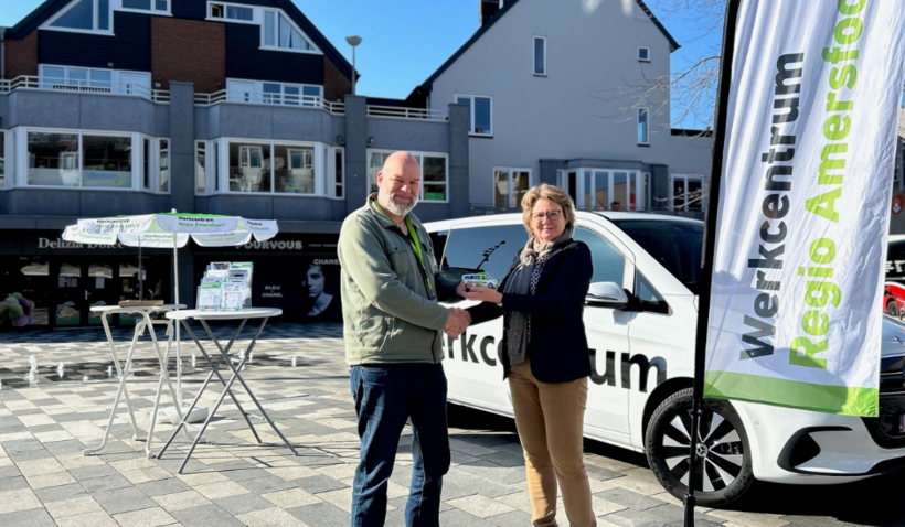 Wethouder Marleen Treep ontvangt een mini bus van Jeroen Baasvan 