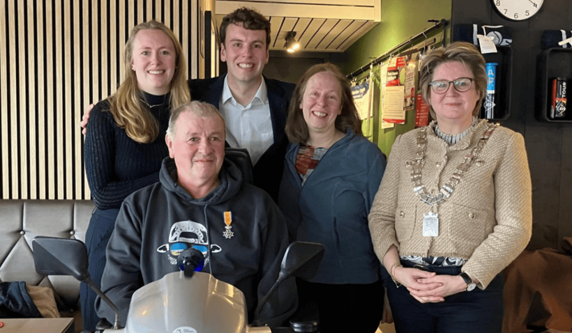 De heer S. Tijmensen samen met naasten en locoburgemeester Marleen Treep