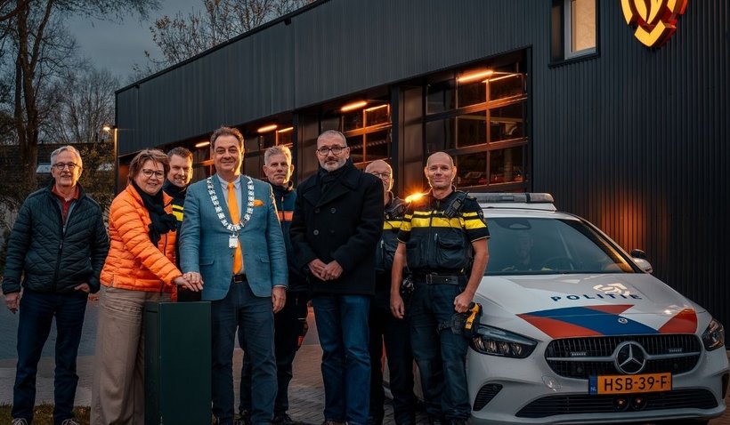 Vertegenwoordigers van de gemeenteraad, het college van B&W, Samen Veilig Midden-Nederland, brandweer en politie geven het startsein van de campagne Orange the World