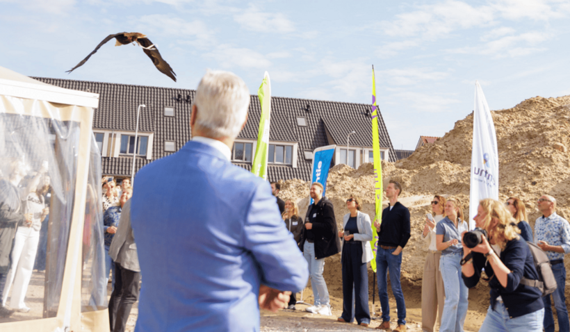 Roofvogel vliegt naar Wethouder Vos tijdens start Mastenbroek 2, fase 3