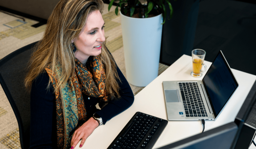 vrouw achter computer