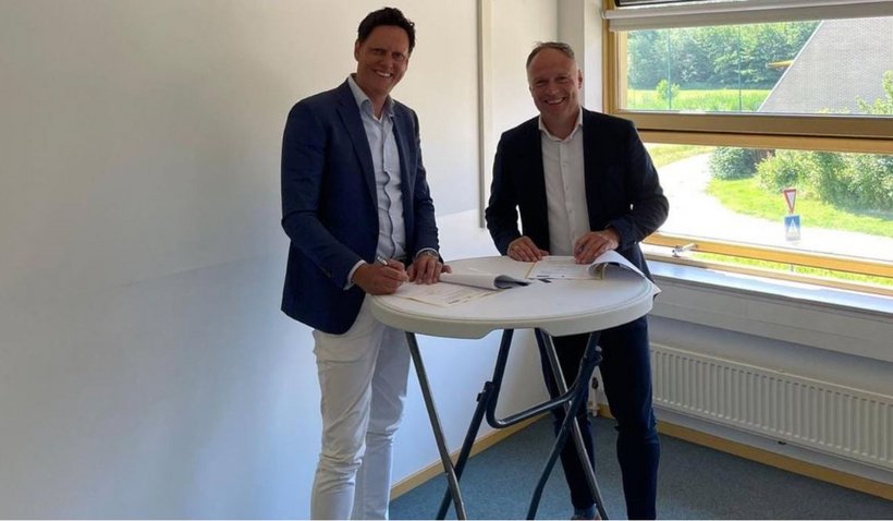 Ondertekening overeenkomst door Patrick Kiels (wethouder) en Guillaume Chevalier (Heilijgers)