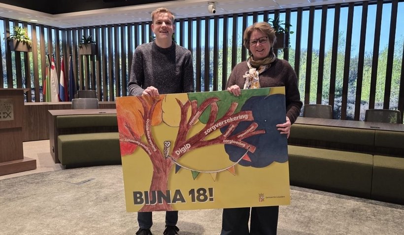Thomas ontvangt de eerste kaart voor bijna 18-jarigen van wethouder Marleen Treep
