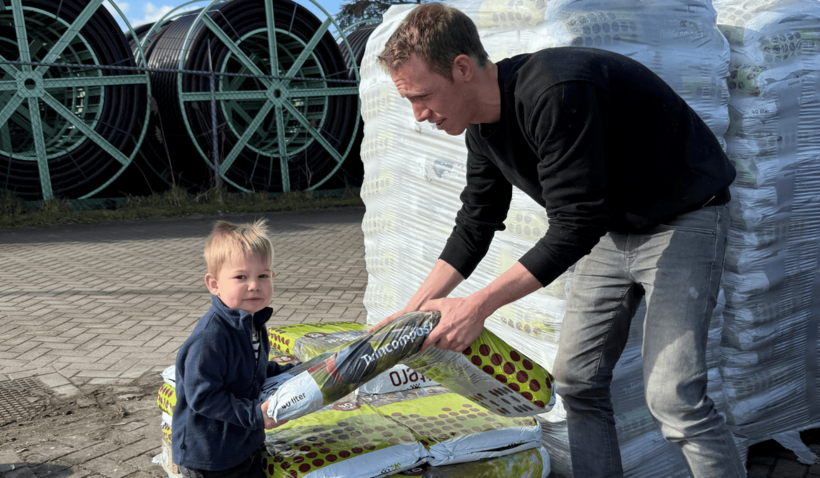 Vader met zoontje haalt tuincompost