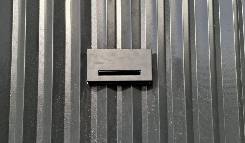 Een vleermuizenkraamkast op de gevel van de brandweerkazerne