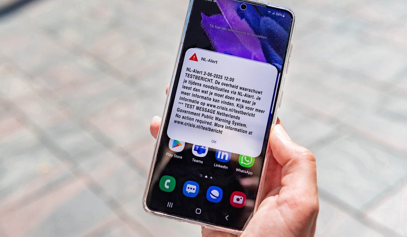 Mobiele telefoon met NL-Alert testbericht