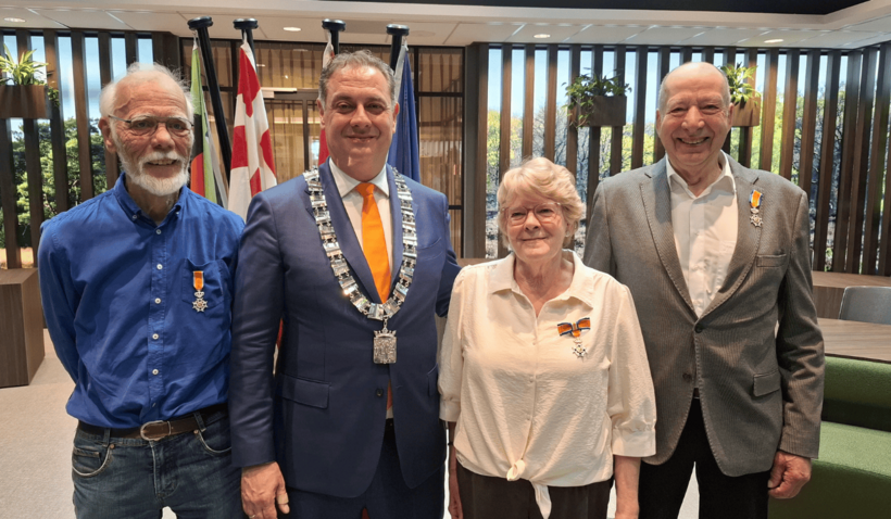 Op de foto: 3 inwoners met een Koninklijke onderscheiding samen met burgemeester Gerolf Bouwmeester